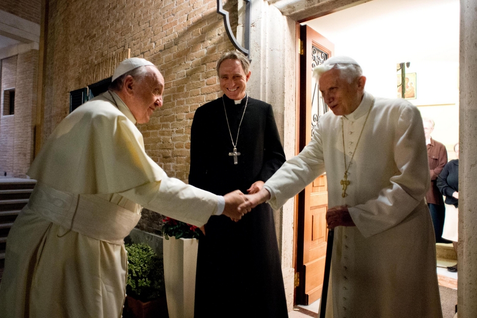 George Gaenswein al centro, tra papa Francesco e Benedetto XVI nel Natale del 2013