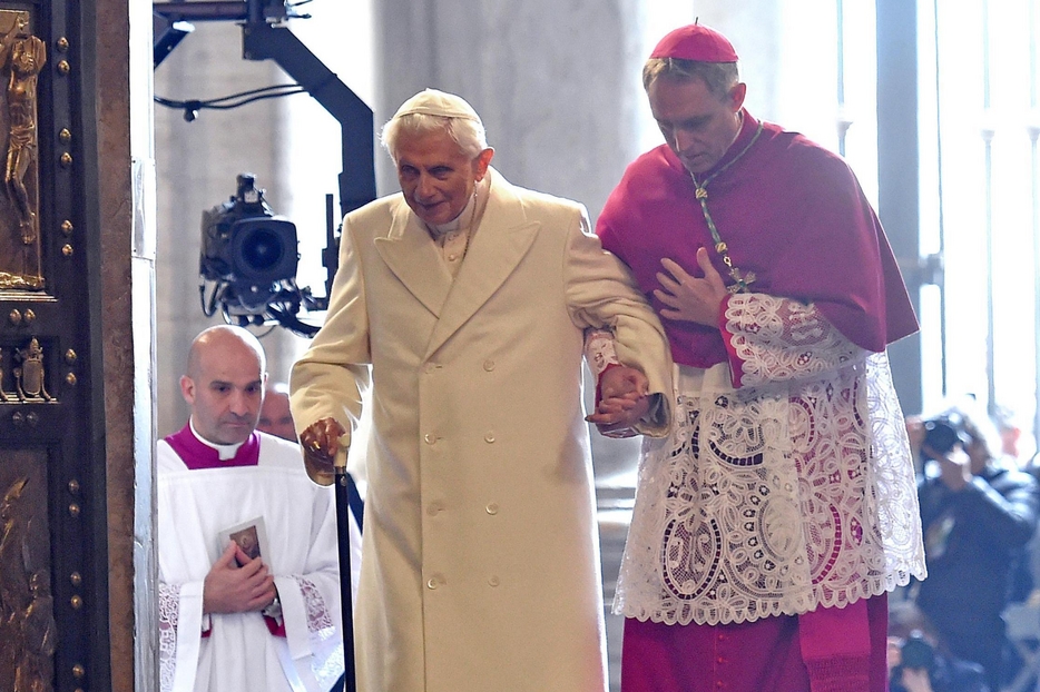 Mons. Gaenswein con il Papa emerito nel 2015