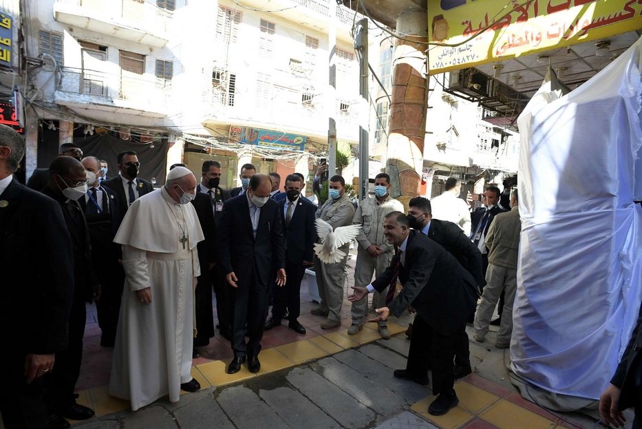 L'arrivo di papa Francesco all'incontro con al-Sistani, in una viuzza di Najaf