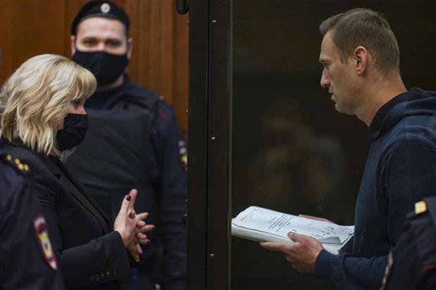 Navalny e la moglie in tribunale a Mosca
