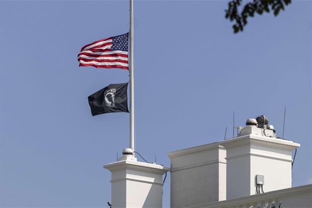 Bandiera a lutto a Washington