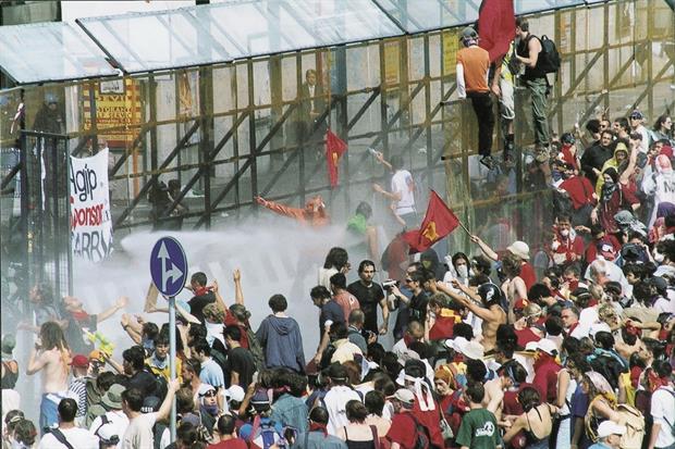 Manifestanti nel luglio 2001 nel corso del G8 di Genova