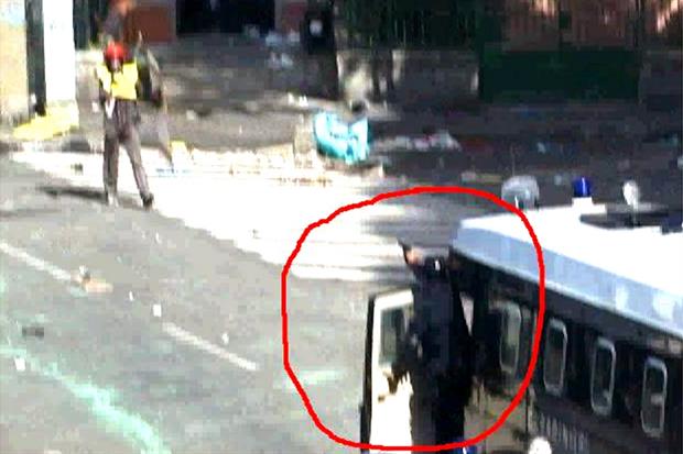 Una delle foto simbolo degli scontri del G8 di Genova del 2001: una pistola spunta da una camionetta dei carabinieri