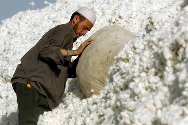 Un lavoratore di etnia uighura al lavoro in una fabbrica di cotone a Yarkand, nello Xinjiang