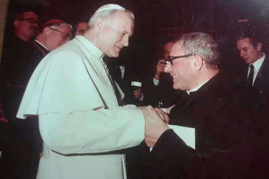 Don Calogero Russo insieme a san Giovanni Paolo II