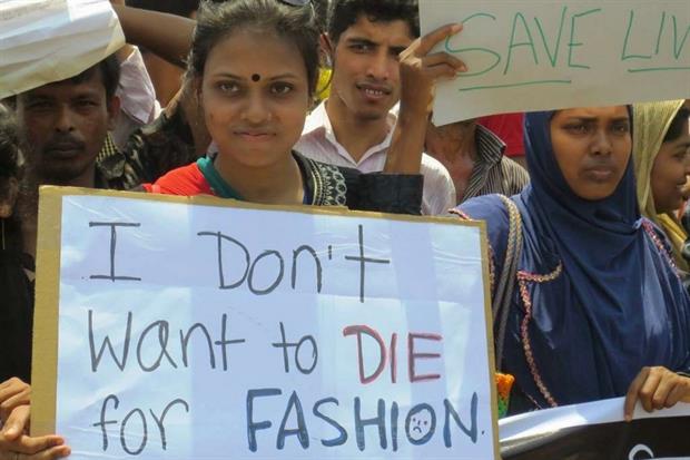 «Non voglio morire per la moda», recita il cartello di una lavoratrice
