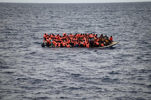 Durante una difficile operazione di ricerca e soccorso nel Mediterraneo centrale, a circa 30 miglia dalle coste libiche, le équipe di Medici Senza Frontiere (MSF) a bordo della nave Geo Barents hanno trovato ieri dieci persone decedute sul fondo di un'imbarcazione di legno stracarica di persone