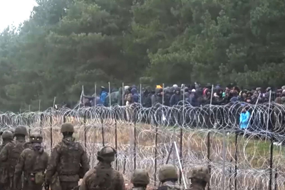 Centinaia di migranti cercano di attraversare il confine tra la Bielorussia e la Polonia al valico di Kuznica Bialostocka