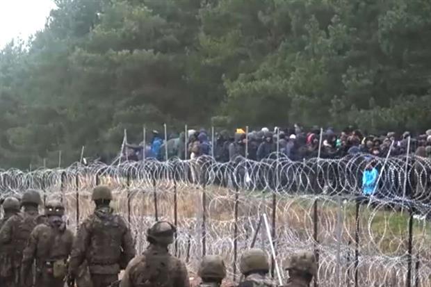 La Bielorussia ammassa i profughi al confine, le truppe polacche li  respingono