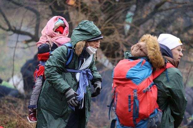 Una famiglia di migranti in attesa di tentare il passaggio dalla Bielorussia alla Polonia