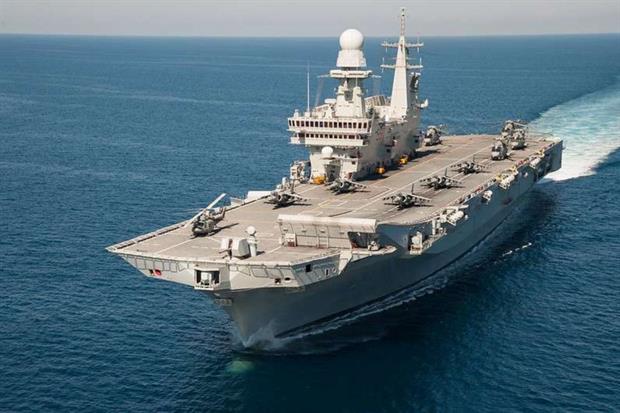 La portaerei Cavour, nave ammiraglia della Marina Militare italiana.