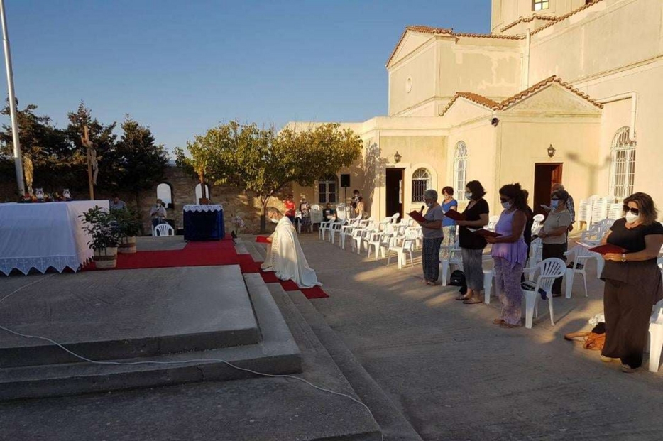 Il vescovo Petros Stefanou durante una celebrazione in una delle isole greche che formano le sue diocesi