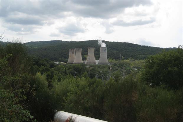 Le torri della centrale geotermica di Larderello viste da lontano