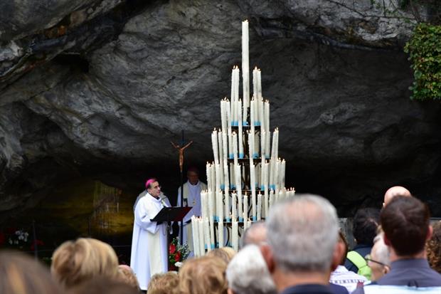 Un'altra immagine del pellegrinaggio guidato nel settembre 2018 dall'arcivescovo di Milano, Mario Delpini, qui ritratto alla Grotta di Massabielle