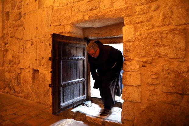 Padre Patton attraversa la Porta dell'umiltà alla Basilica della Natività