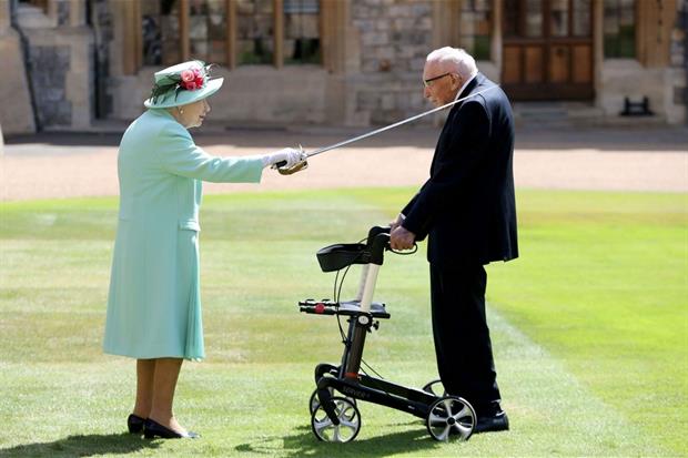 La Regina Elisabetta insignisce Tom Moore del titolo di sir, la scorsa estate a Windsor