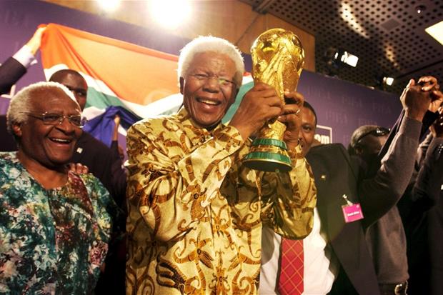 Tutu con Mandela e la Coppa del Mondo di calcio nel 2004