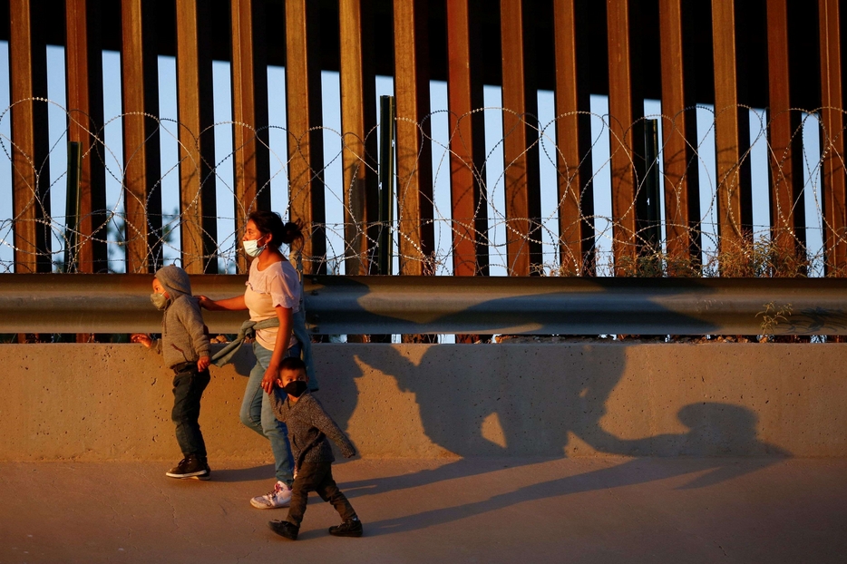 Migranti in cerca di asilo presso El Paso, tra Usa e Messico