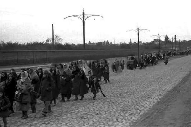 1941: colonne di ebrei diretti ai depositi di polveri vicino a Odessa