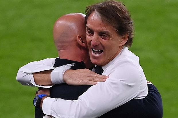 L’abbraccio tra il ct della Nazionale Roberto Mancini e Gianluca Vialli
