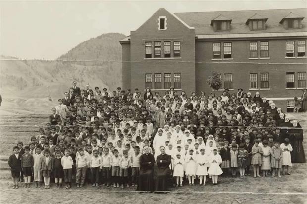 Una immagine messa a disposizione dal Centro Nazionale per la verità e la riconciliazione all'Università di Manitoba mostra un raduno alla scuola residenziale indiana di Kamloops, nella British Columbia nel 1937