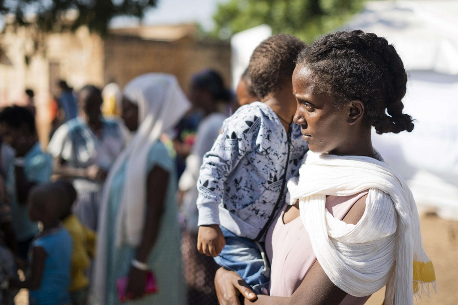 Una madre tigrina con il figlio nel campo di Um Rakuba in Sudan che ospita migliaia di sfollati attraverso il vicino confine etiope