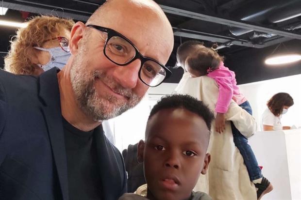 Il responsabile politiche migratorie di Caritas italiana Oliviero Forti con uno dei bimbi arrivati