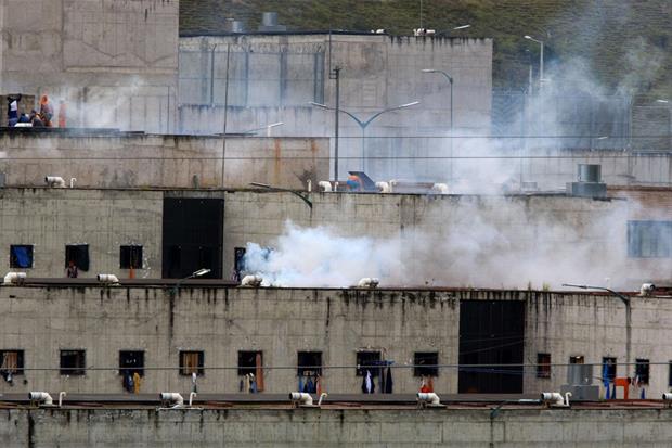Il fumo si leva dal carcere di Cuenca