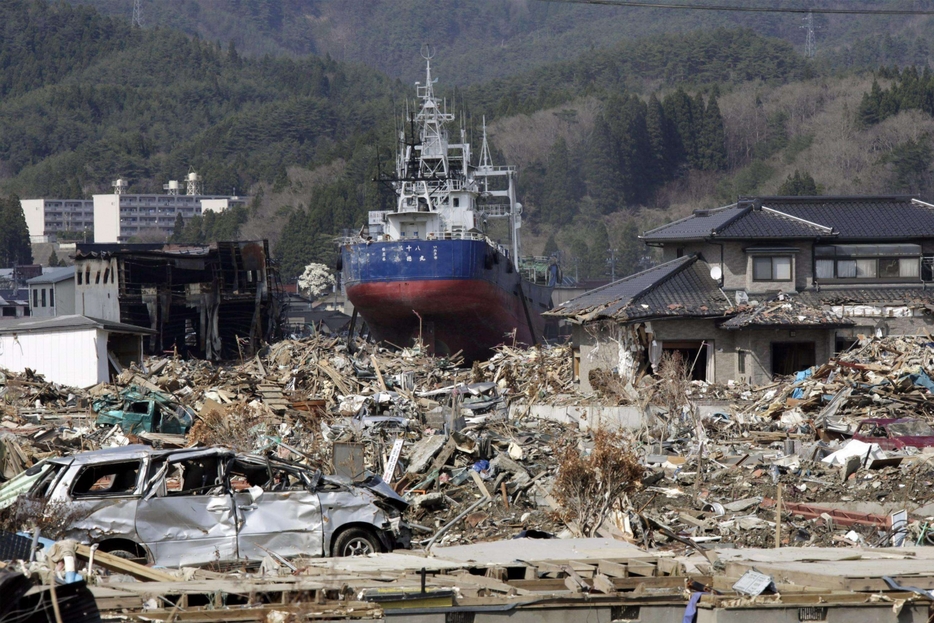 Una nave trasportata dalle onde nel centro di Kesennuma