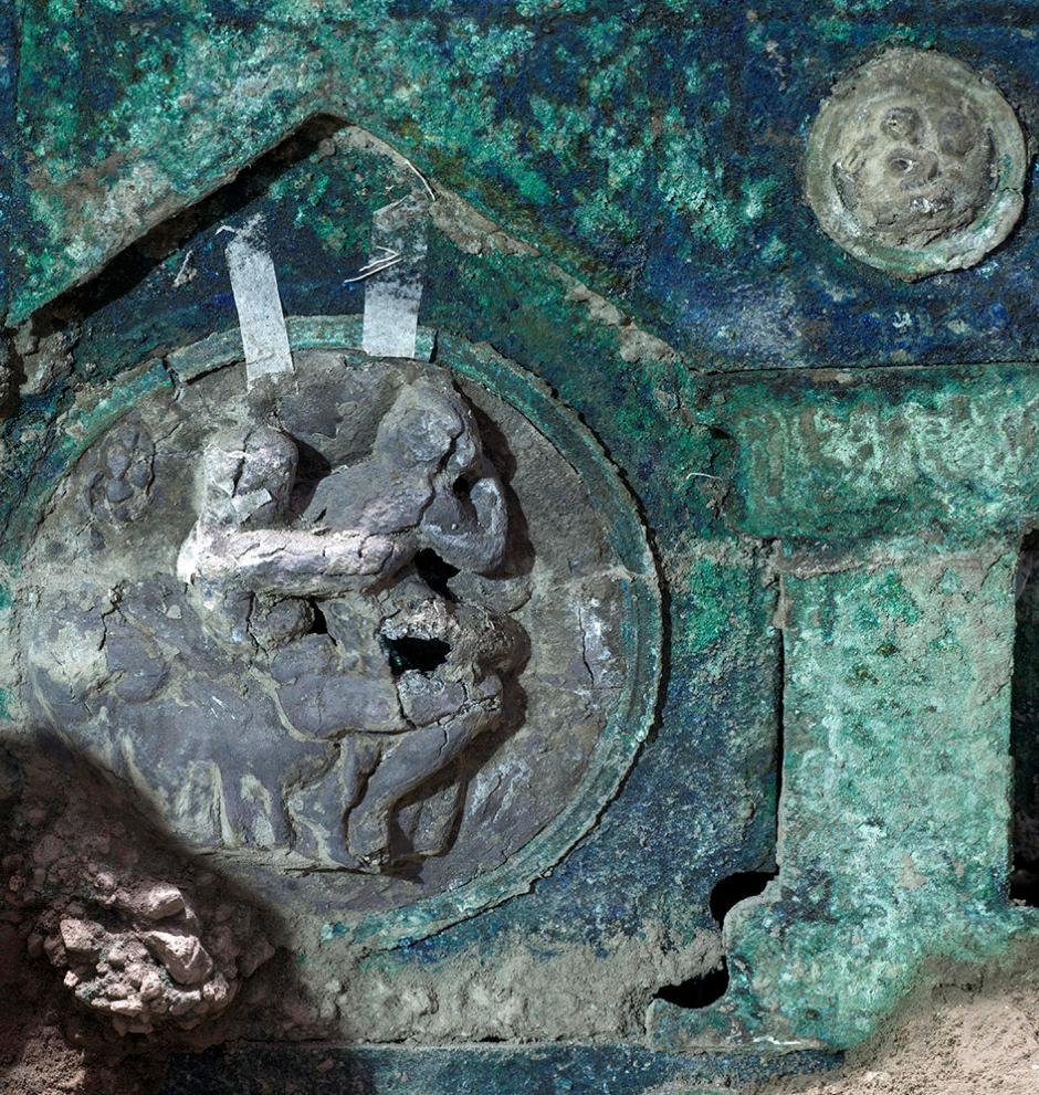 Il particolare di uno dei medaglioni del carro di Pompei, che potrebbero raffigurare il ratto delle Sabine