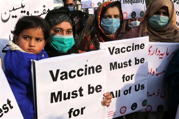 Una protesta a Lahore (Pakistan) per l'accesso ai vaccini