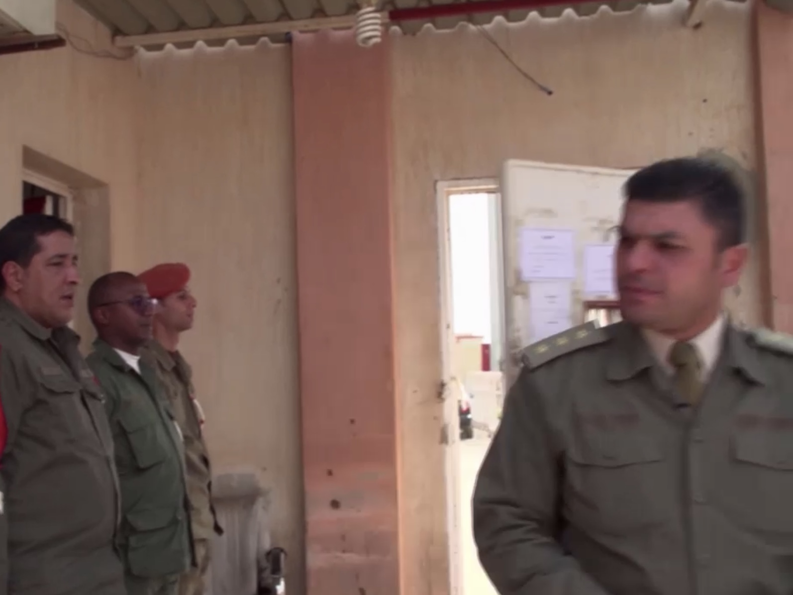 Il capitano Bashir al Jahni. Capo dei guardiani delle prigioni del generale Haftar, in un frame di una intervista del 2019