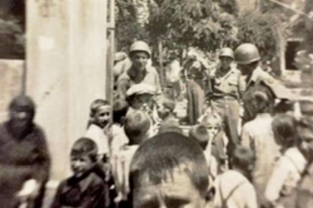 In questa foto, diffusa dall'Ansa, si vede il soldato Adler vicino alla colonna d'ingresso dell'asilo di Villa di Villa (Belluno) dove i soldati americani avevano una sede nel 1945