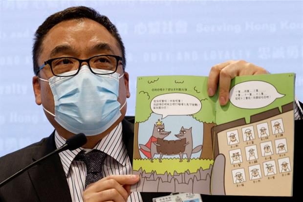 Il responsabile della sicurezza di Hong Kong Steve Li Kwai-wah mostra i libri incriminati