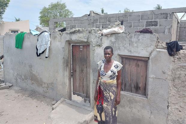 Sanaia Combo davanti alla sua casupola: vi abitano in sette, senza nemmeno una lamiera a far da soffitto