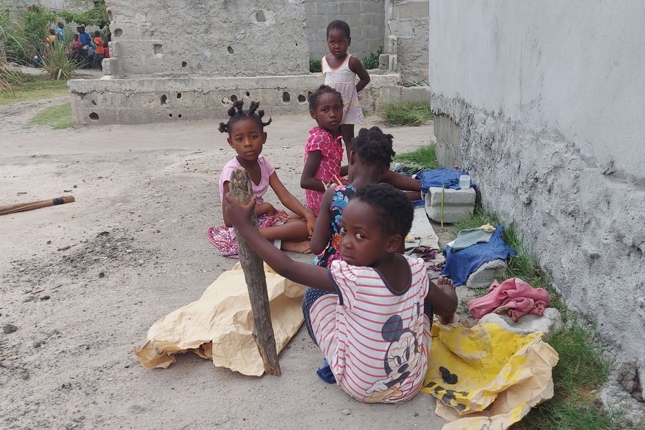 Bambini giocano nel bairro di Macurungo, a Beira