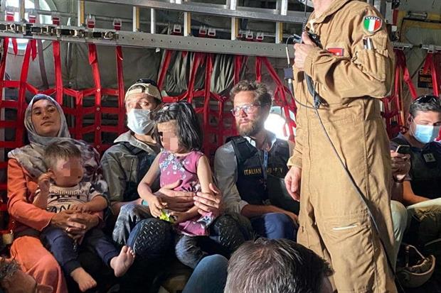 A bordo dell'ultimo volo umanitario italiano da Kabul: con la barba, il console Tommaso Carli