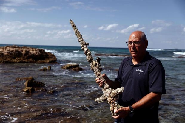 Un archeologo israeliano con la spada crociata trovata in mare