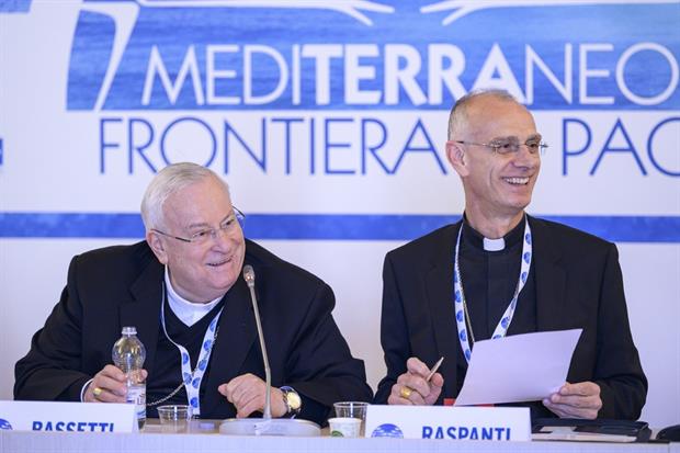 Il presidente della Cei cardinale Bassetti con il vicepresidente Raspanti, vescovo di Acireale, durante l'incontro sul Mediterraneo