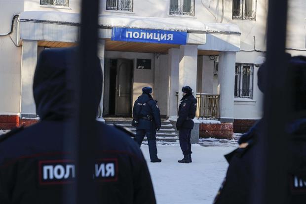 Agenti di sicurezza sorvegliano la stazione di polizia di Khimki, fuori Mosca, dove è stato portato Navalny dopo il suo arresto avvenuto al'aeroporto di Mosca