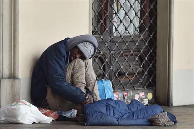 L’emergenza sociale che resta irrisolta: 51mila sono i senzatetto a rischio freddo in Italia, costretti a dormire sui marciapiedi, nelle stazioni e sotto i portici