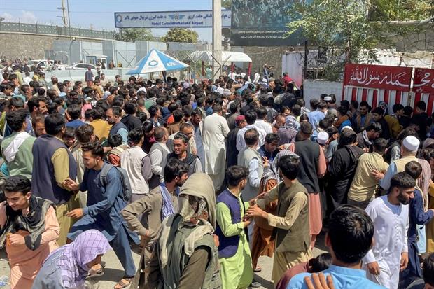 A centinaia sperano di poter entrare nell'aeroporto di Kabul
