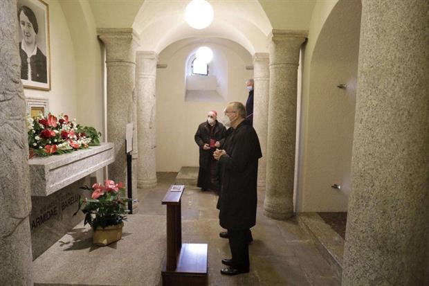 Parolin prega davanti alla tomba di Armida Barelli