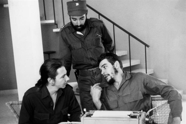 Un giovane Raúl con Ernesto Che Guevara nel 1960 a Cuba