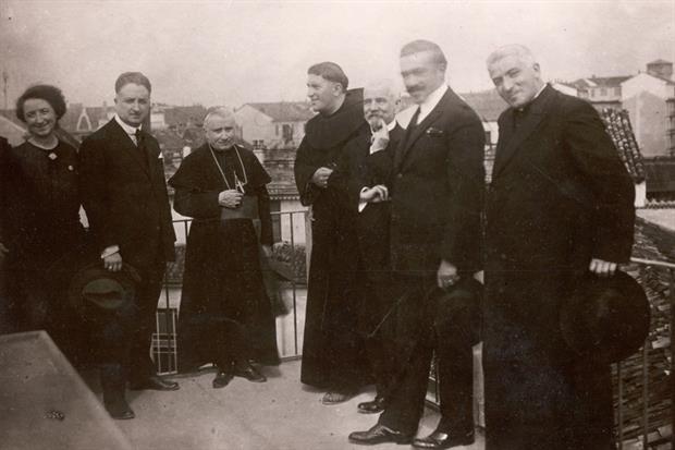 Armida Barelli, prima da sinistra, con, tra gli altri, padre Agostino Gemelli e il cardinale Gaetano Bisleti