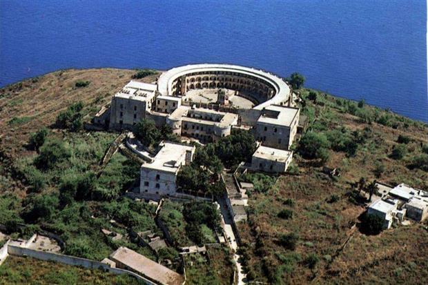 La veduta aerea del carcere borbonico ne evidenzia la struttura simile a quella del teatro San Carlo di Napoli