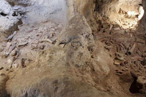 L'interno della Grotta Guattari al Circeo