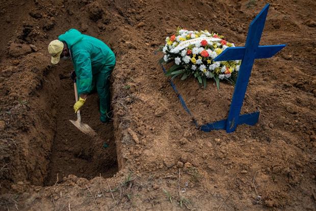 Al cimitero di Nostra Signora Aparecida di Manaus hanno dovuto scavare altre fosse per far posto ai morti di Covid