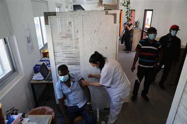 I migranti attendono la dose di vaccino anti-covid a Tel Aviv