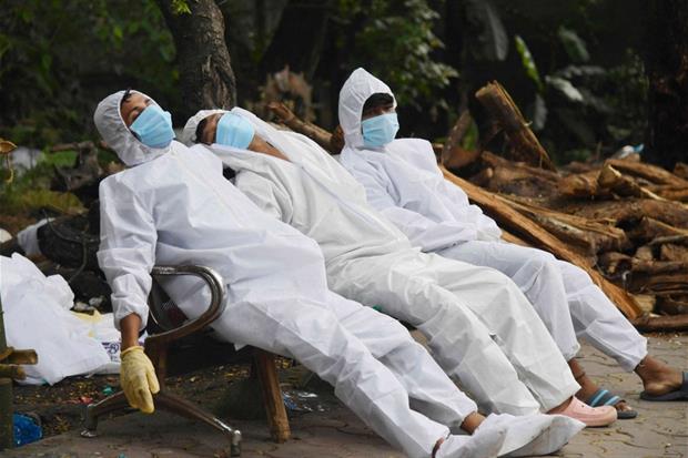 Un momento di riposo per lo staff del crematorio di Guwahati in India